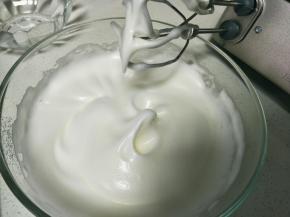 出现纹路加入剩余的白砂糖直到出现弯勾。