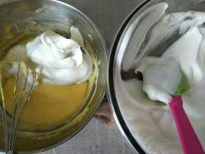 取1/3到蛋黄糊中，用手抽翻拌均匀。