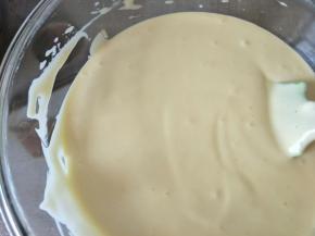 倒入放了油纸的烤盘中。然后放到加了水的容器。