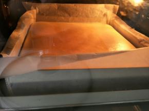 连同水浴容器一起放入提前150度预热好的烤箱，150，烤60分钟。(温度时间仅供参考)
这俩步需要小心操作，放入烤盘后小心注入水，水浴容器尽量比烤盘大，尽可能多的放入水，因为烤制时间较久。