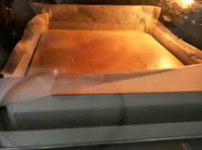 连同水浴容器一起放入提前150度预热好的烤箱，150，烤60分钟。(温度时间仅供参考)
这俩步需要小心操作，放入烤盘后小心注入水，水浴容器尽量比烤盘大，尽可能多的放入水，因为烤制时间较久。