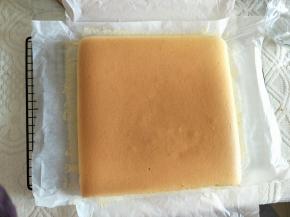 150度，60分钟。出炉，放到晾网，用另外油纸辅助揭开底部油纸，再正放。切块。