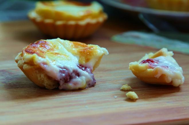 草莓酱流心芝士挞