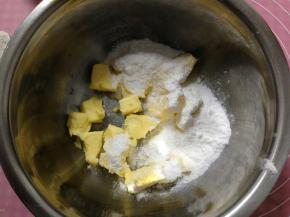 黄油室温软化，一定要软化到位，不然很难打，而且细砂糖不容易融化。黄油加入细砂糖打发至发白