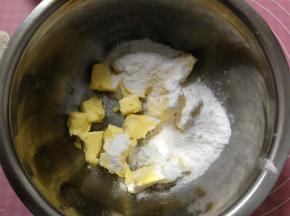 黄油室温软化，一定要软化到位，不然很难打，而且细砂糖不容易融化。黄油加入细砂糖打发至发白