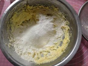 面粉过筛加入打发好的黄油里
