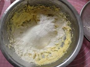 面粉过筛加入打发好的黄油里