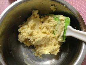 翻版拌均匀，混合成面团