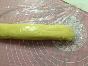 将挞皮面团放在保鲜膜上，整理成条状，冰箱冷藏20分钟左右，使其变硬好整理