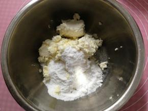 冷冻期间来制作馅；盆中加入奶油奶酪和糖
