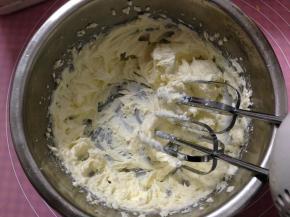 用打蛋器搅打至顺滑无颗粒状