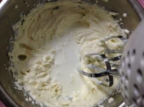 分次少量的加入淡奶油，鲜牛奶搅打均匀