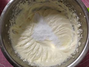 在加入玉米淀粉，再次搅打均匀