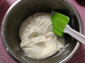 成为光滑细腻的挞馅，将它先放入裱花袋备用