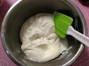 成为光滑细腻的挞馅，将它先放入裱花袋备用