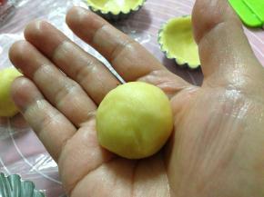 取出挞皮材料，均分成每个25克的小球