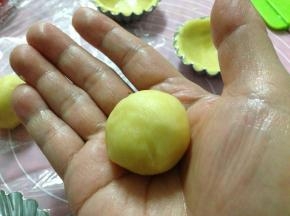 取出挞皮材料，均分成每个25克的小球