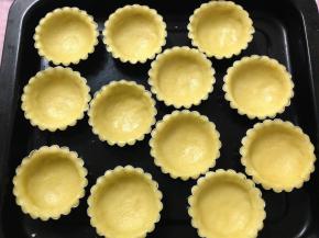 用叉子在底部叉一些小孔，防止挞皮鼓起