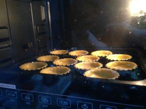 烤箱预热上火160度、下火180度、入烤箱中下层，18分钟左右，直到挞皮成浅金黄色即可出炉