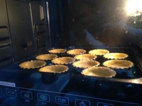 烤箱预热上火160度、下火180度、入烤箱中下层，18分钟左右，直到挞皮成浅金黄色即可出炉