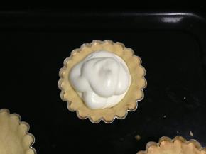 在挤入芝士馅（我没有造型，建议大家稍微修整一下更好看）