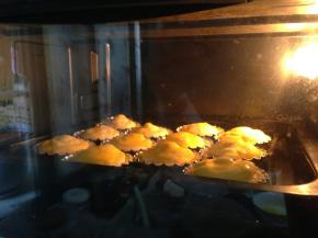 烤箱200度，中上层烤至表面微焦即可，大概10至15分钟，不要烤的时间过长会失去流动性