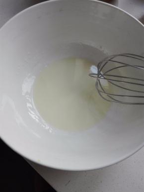 牛奶与植物油混合，用手动打蛋器搅打至乳化；