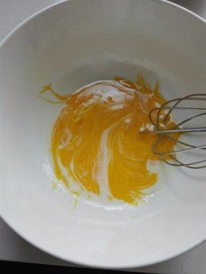 放入蛋黄搅打均匀