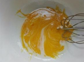 放入蛋黄搅打均匀