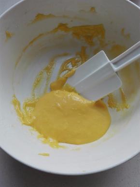 筛入低粉，用刮刀切拌均匀