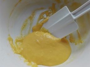 筛入低粉，用刮刀切拌均匀