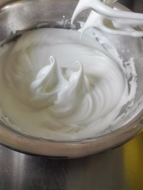 蛋清中滴入几滴柠檬汁，用电动打蛋器低速打至泡沫密集，一次性加入细砂糖，用打蛋器的中速，打至图中的样子，大弯勾，也就是湿性发泡