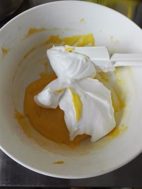 取1/3的蛋白霜放入蛋黄糊中，用刮刀切拌均匀；