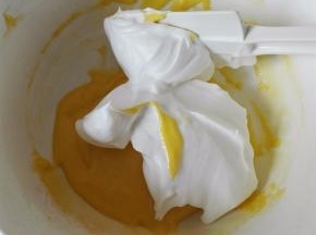 取1/3的蛋白霜放入蛋黄糊中，用刮刀切拌均匀；