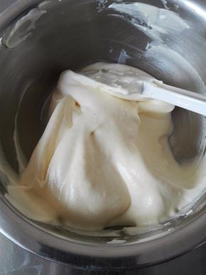 继续用刮刀用切拌的方式拌匀