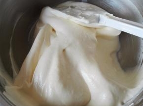 继续用刮刀用切拌的方式拌匀