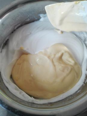 拌匀的面糊倒回蛋白霜中