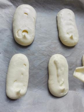 面糊装入裱花袋中，裱花袋剪口，面糊挤在油布上