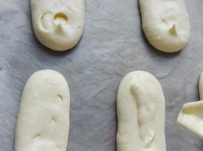 面糊装入裱花袋中，裱花袋剪口，面糊挤在油布上