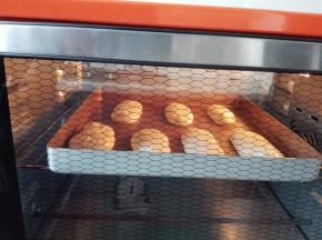 烤箱上下管、温度200度预热，预热到位后，放入烤盘在烤箱中层，烤15分钟左右；
烘烤过程中，不能离开，要随时观察，避免烤糊