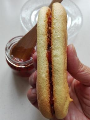 取放凉后的蛋糕，一面涂抹适量的果酱，2片合在一起，就OK