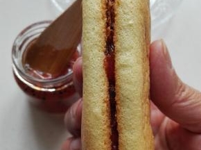 取放凉后的蛋糕，一面涂抹适量的果酱，2片合在一起，就OK