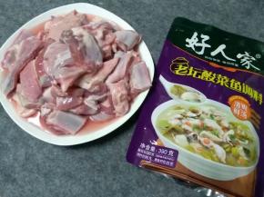 主料备好，羊排和酸菜一袋