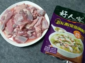 主料备好，羊排和酸菜一袋