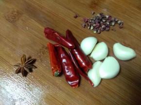 调料，花椒，八角，蒜，干辣椒，料酒都备好