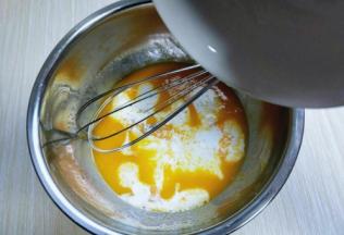 加入牛奶继续打均匀至看不到牛奶。 再加入玉米油，使油和蛋液完全融合再一起，(色拉油也可以，但是一定要无味的)不建议使用黄油或橄榄油。