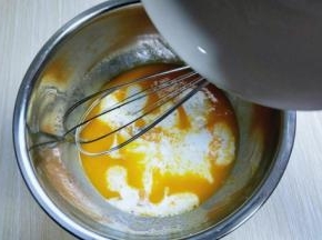 加入牛奶继续打均匀至看不到牛奶。 再加入玉米油，使油和蛋液完全融合再一起，(色拉油也可以，但是一定要无味的)不建议使用黄油或橄榄油。