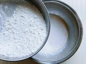 筛入低筋面粉，用手动打蛋器拌均匀，看不到面粉为止(拌的时候使用手动打蛋器呈Z字形状来回搅动，不要转圈搅拌，以免起劲。)