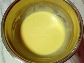 这样蛋黄糊就做好了，放在旁边备用。(面糊提起打蛋器轻松顺滑的低落下去，且无干粉。)