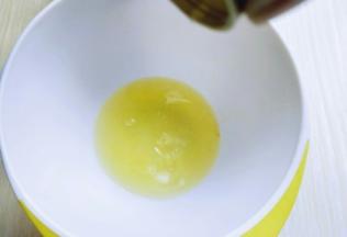 蛋白打发，往蛋白里加入柠檬汁(白醋也可以)